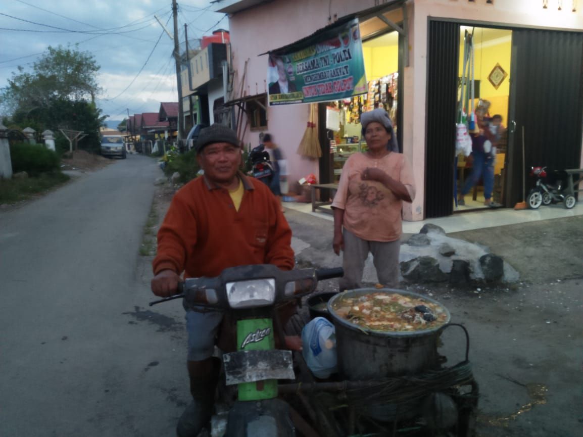 Bapak dan Ibu Nahun di suatu sore (dokpri)