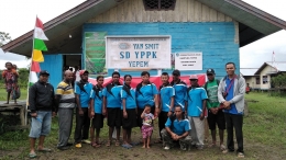 Kepala SD YPPK Yepem, Maria Goreti, para guru dan Tim KOMPAK LANDASAN Papua, 26 Agustus 2018. Dokpri.