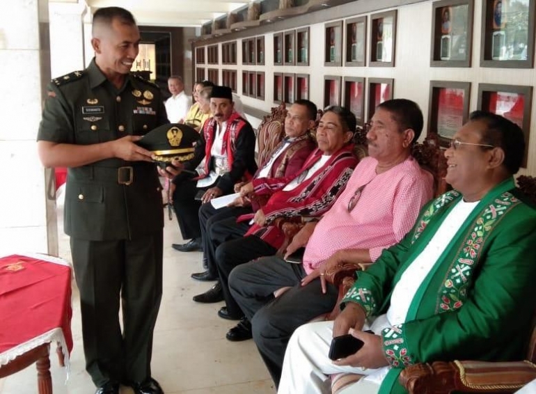 Mantan Gubernur Maluku, Karel Albert Ralahalu bersama senior dan junir TNI POLISI Maluku