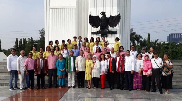 Masyarakat Maluku foto bersama usai upacara dan tabur bunga di Taman Makam Pahlawan Kalibata, pada Sabtu (18/05/2019)