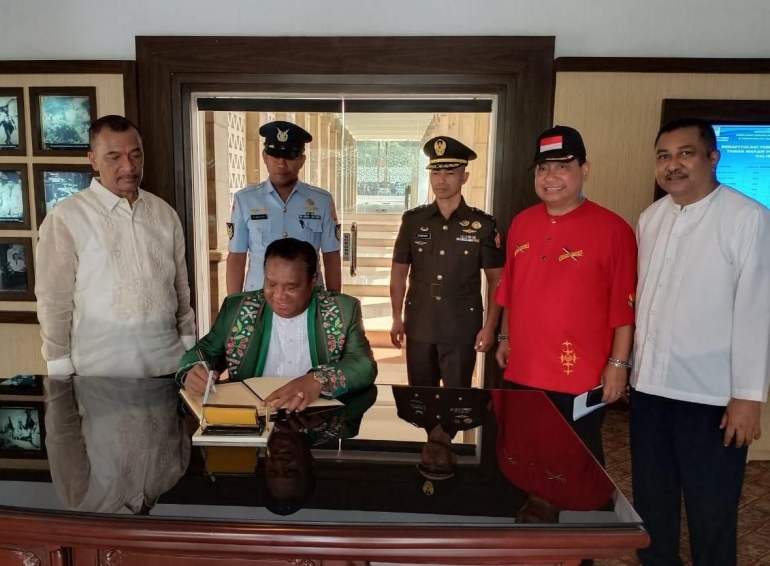 Mantan Gubernur Maluku Karel didampingi tokoh Maluku