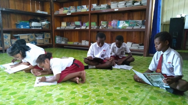 Anak-anak SD YPPGI Agats sedang membaca di Perpustakaan. Dokpri.