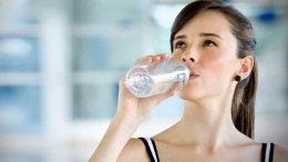Deskripsi: Cukup minum air putih membuat tubuh menjadi langsing dan kulit menjadi cantik. Sumber foto: Liputan6.com.