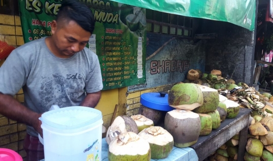 Wawan, penjual es kelapa meraup berkah selama puasa Ramadan (dok. pri).
