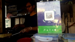 Kode respon cepat (QR Code) dari OVO terpampang di tempat Alif berjualan roti bakar di Jalan Kaliurang km 5,5 Yogyakarta, pada Minggu (19/5/2019) sore (dok. pri). 