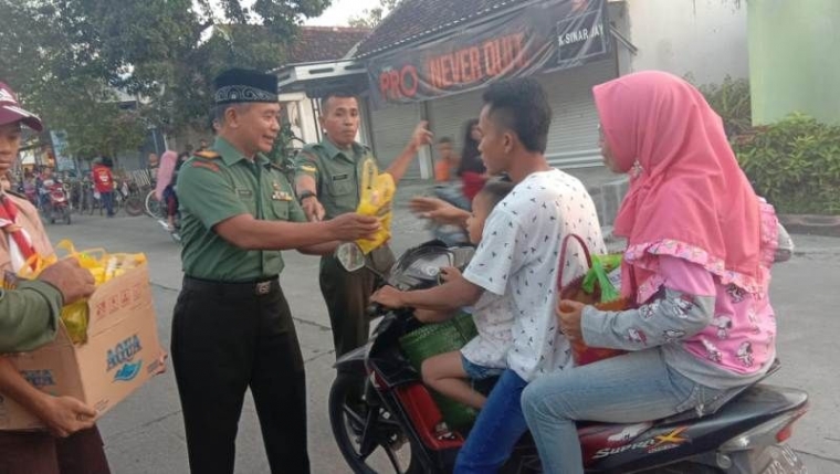 Danramil 0815/08 Dawarblandong Bersama Anggota Saka Wira Kartika Bagikan Takjil Bagi Pengguna Jalan (Pendim 0815 Mjk).