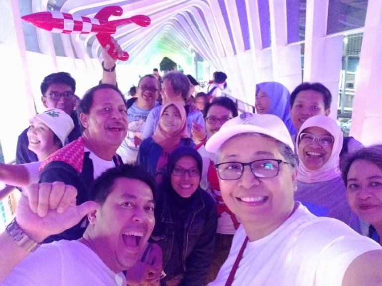 Foto bersama di Jembatan Penyebaran Orang di depan Istora Senayan. Perhatikan ada roket Tintin. (Foto: koleksi KTI)