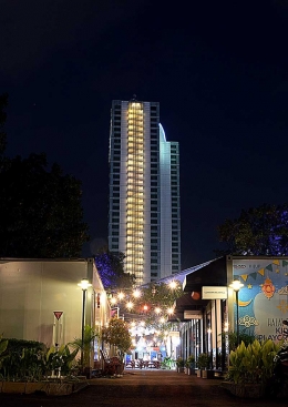 Halal Park, Senayan, Jakarta berlatar belakang Hotel Mulia. (Foto Ganendra)