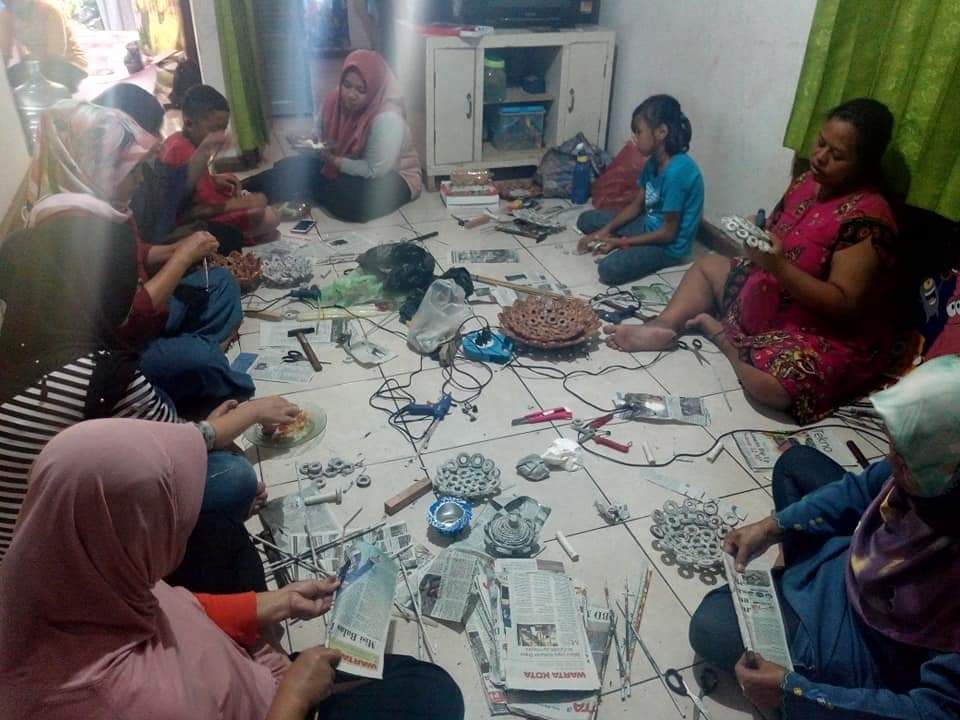 Ilustrasi: Suasana workshop Bank Sampah MyDarling di Jakarta Selatan. Sumber: FBMyDarling