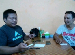 Ngobrol asik bareng pengusaha kuliner Lalapan Nasi Tempong "Cumpleng" Mas Mujiyanto asal perantau Banyuwangi Jawa Timur (Sumber; dokumen pribadi)