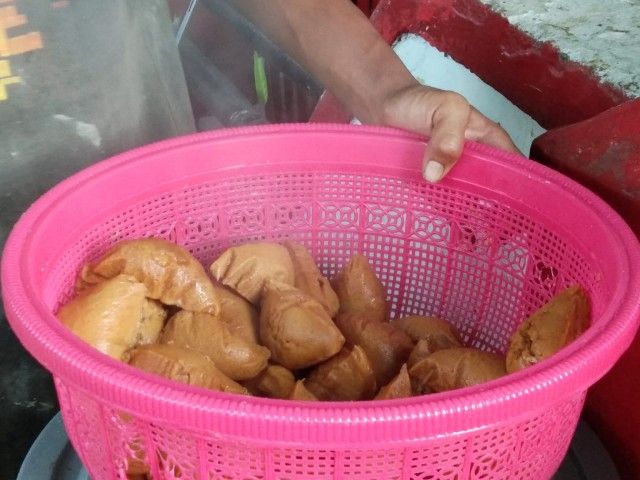 Apam panas mirip pipi yang tembem.