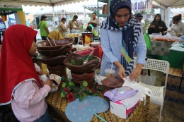 Saat berkunjung ke Batam Wonderfood Ramadan hari pertama, wadah menyajikan lauk sudah ditumpuk karena habis. | Dokumentasi Pribadi