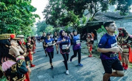 Sajian Kesenian Masyarakat Lokal Sepanjang Rute Maraton (Foto: https://mandirimarathon.com/gallery)
