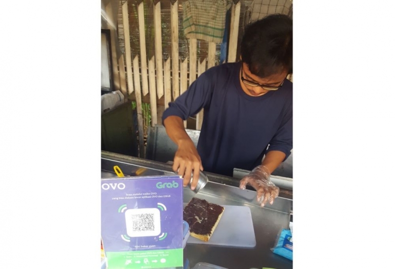 Alif menyiapkan roti bakar coklat pesanan saya pada Minggu (19/5/2019) sore (dok. pri).