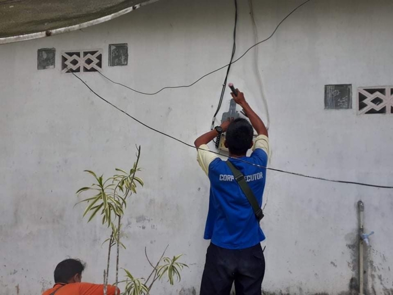 Petugas PLN sedang mengganti KWH (dokpri)