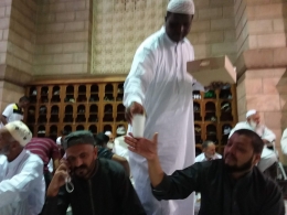 Ahmed tengah melayani jemaah masjid Nabawi. Foto | Dokpri