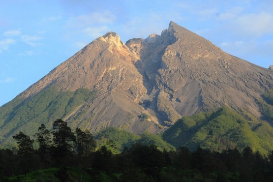 Pemandangan Gunung Merapi dari kejauhan. Sumber: regional.kompas.com