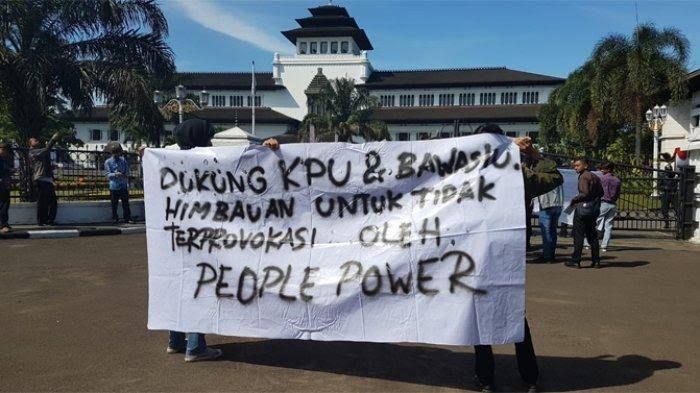 Sekelompok mahasiswa berunjuk rasa di depan Gedung Sate, Jalan Diponegoro Bandung, Jumat (18/5/2019) | Dok. Tribunnews