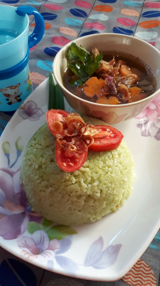 Nasi Pandan istimewa yang disajikan bersama Bistik Ayam Kampung (Dokumentasi Ekriyani)