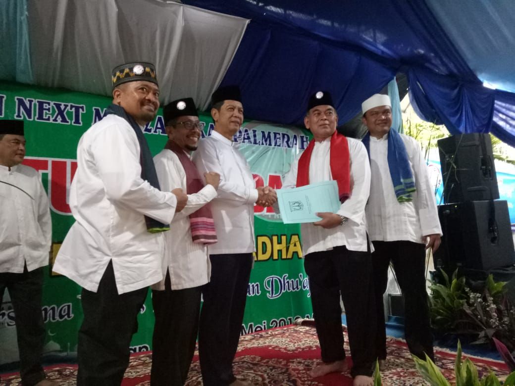 Walikota Administrasi Jakarta Barat memberikan bantuan kepada Yayasan Next Masyarakat Palmerah yang diterima oleh H. Zainal Abidin dan disaksikan Kompol I Dewa Nyoman Putera Suwarsana, H. Iswadi dan H. Matrozi