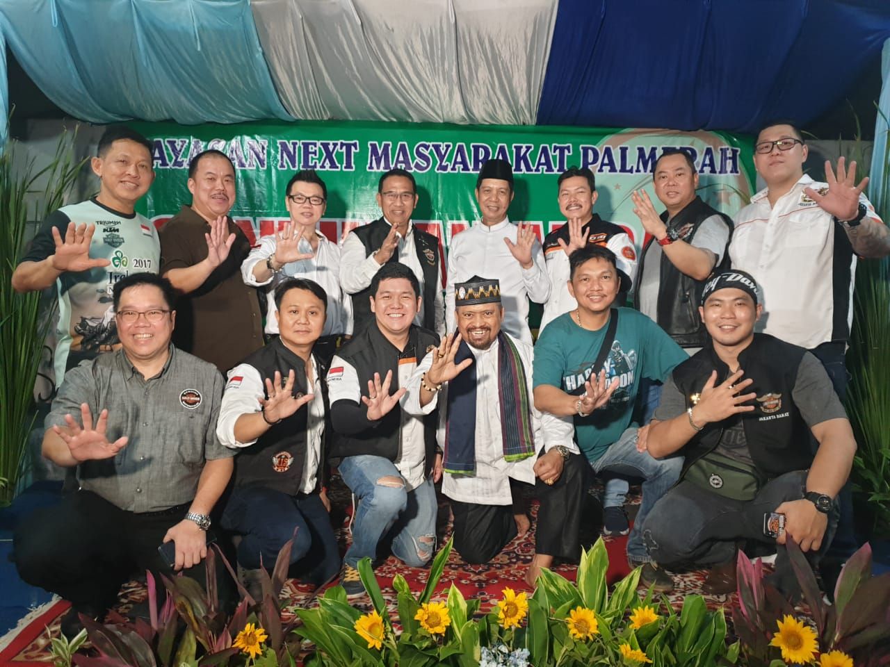 Walikota Jakarta Barat berfoto bersama komunitas HDCI Jakarta Barat