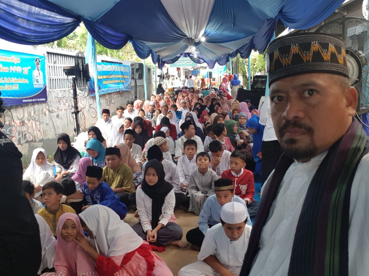 Dewan Pengawas Yayasan Next Masyarakat Palmerah Kompol I Dewa Nyoman Putera Suwarsana, SH, MM bersama para anak yatim, lansia dan kaum dhuafa