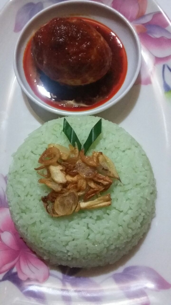 Nasi Pandan istimewa yang disajikan bersama Telor Masak Merah (Dokumentasi Ekriyani)
