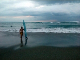 Si Bule memegang papan surfing menjadi objek foto terakhir (keempat) menjelang berbuka puasa (Sumber: dokumen pribadi)
