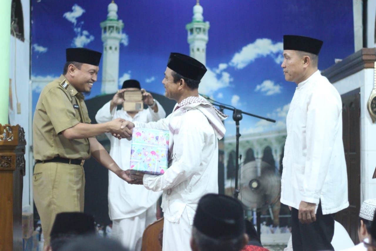 Penyerahan bantuan Al Quran kepada pengurus masjid/dokpri