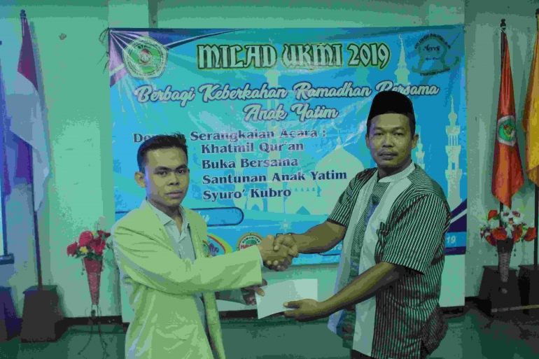Penyerahan santunan kepada ketua Panti Asuhan Insan Madani