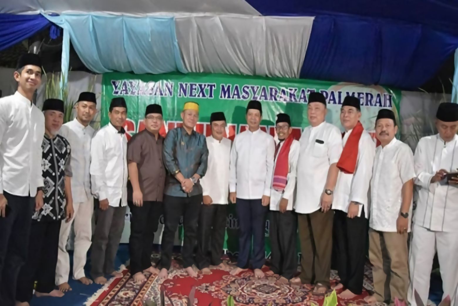 Walikota Jakarta Barat berfoto bersama Camat Palmerah, Camat Tambora, para Lurah dan Pengurus Yayasan Next Masyarakat Palmerah