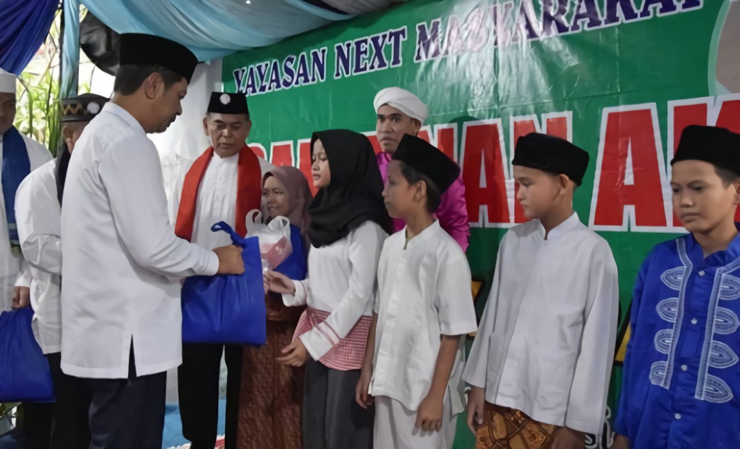 Walikota Jakarta Barat memberikan secara simbolis santunan kepada 1000 anak yatim, lansia dan kaum dhuafa