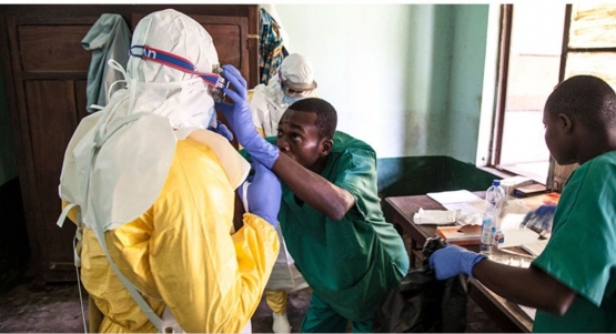 Penanganan penderita Ebola di Afrika, foto dari Science News
