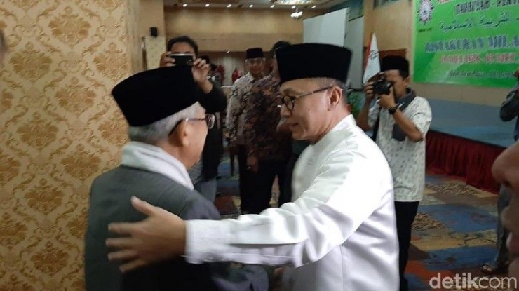 Ketum PAN Zulkifli Hasan bertemu cawapres Ma'ruf Amin di acara bukber Perti. (Lisye Sri Rahayu/detikcom) 