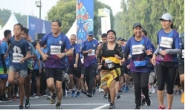 Peserta lari Mandiri Jogja Marathon berlari bersama bu menteri Rini(dok:tribunjogja)