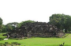 Reruntuhan Candi Bubrah (Wikipedia)