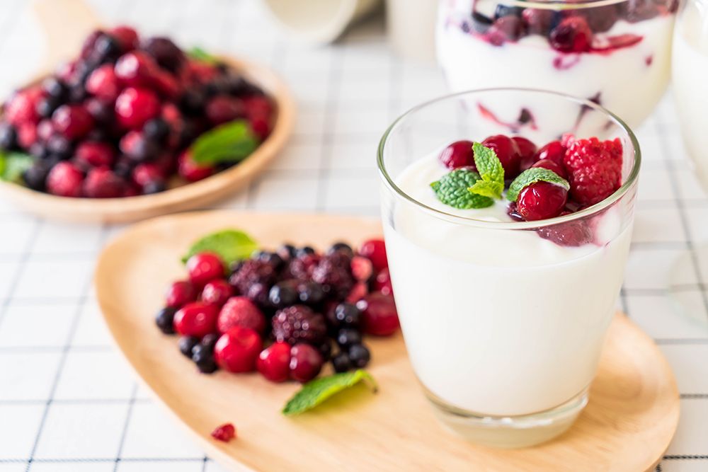 Yogurt, salah satu makanan yang direkomendasikan untuk berbuka. (freepik/topntp26)