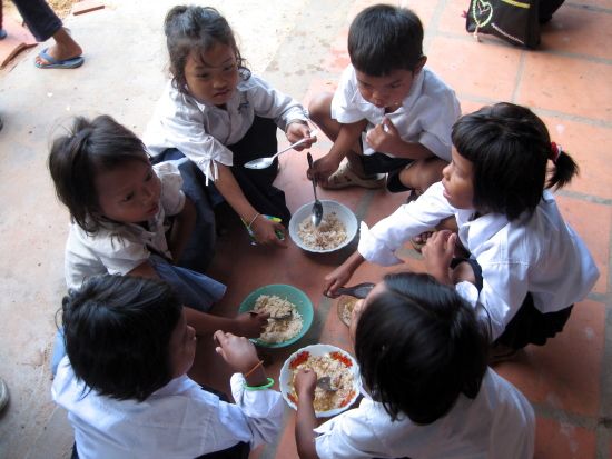 doc pribadi: anak kamboja disupport makanan di sekolah (World Food Program)