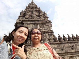 Berfoto berdua di Candi Prambanan. Dokumen Pribadi