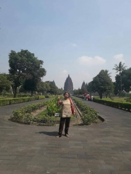 Lokasi menuju pintu keluar Candi. Taman depan candi. Photo by Ari