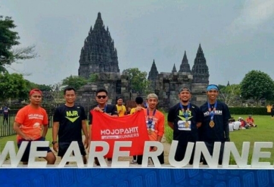 Para pelari foto bersama dengan latar belakang keindahan Candi Prambanan (Sumber: instawidget.com)