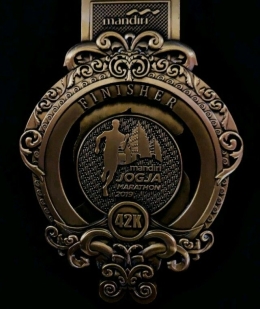 Salah satu gambar medali kategori full marathon (Sumber: instawidget.com)