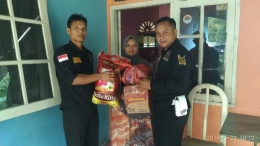 Keluarga Ibu Hasnah saat menerima bantuan dari Hi-Melaya Lingga | dokpri