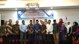 Doc. Sesi foto bersama Kepala Dinas Sosial Aceh Drs. Alhudri, MM bersama seluruh Kepala Dinas Sosial/Kepala Bappeda sekabupaten/kota se Aceh (Senin, 20/05/2019)