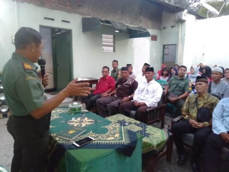 Danramil 0815/03 Sooko Saat Kegiatan Komsos (Pendim 0815 Mjk)