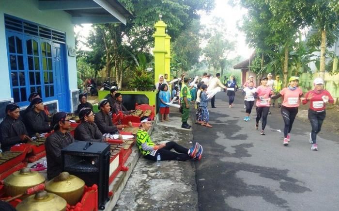 Atraksi budaya yang ditampilkan penduduk. Sumber foto: https://biz.kompas.com/