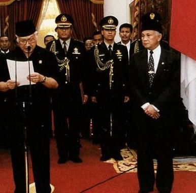 Pembacaan Naskah pengunduran Presiden Soeharto (doc Kompas)