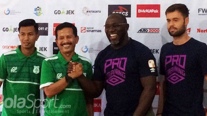 Pelatih Persebaya Surabaya, Djadjang Nurdjaman (jersey hijau) bersalaman dengan pelatih Barito Putera, Jaksen F. Tiago (jersey hitam)| Sumber:bolasport.com