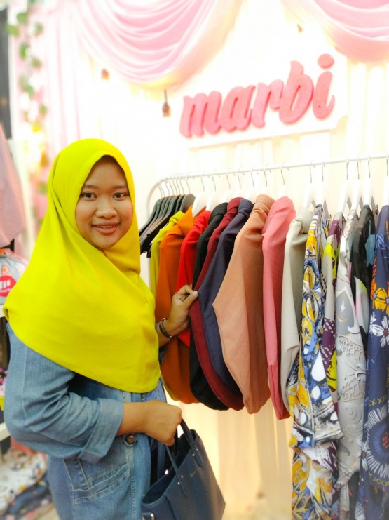 Mencoba Hijab Hoodie Marbi Saat Ngabuburit | Dokpri