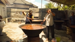 Panitia sedang membagikan kuah belangong kepada setiap warga yang mendapatkan kupon jatah ambil kuah/Dokumentasi pribadi